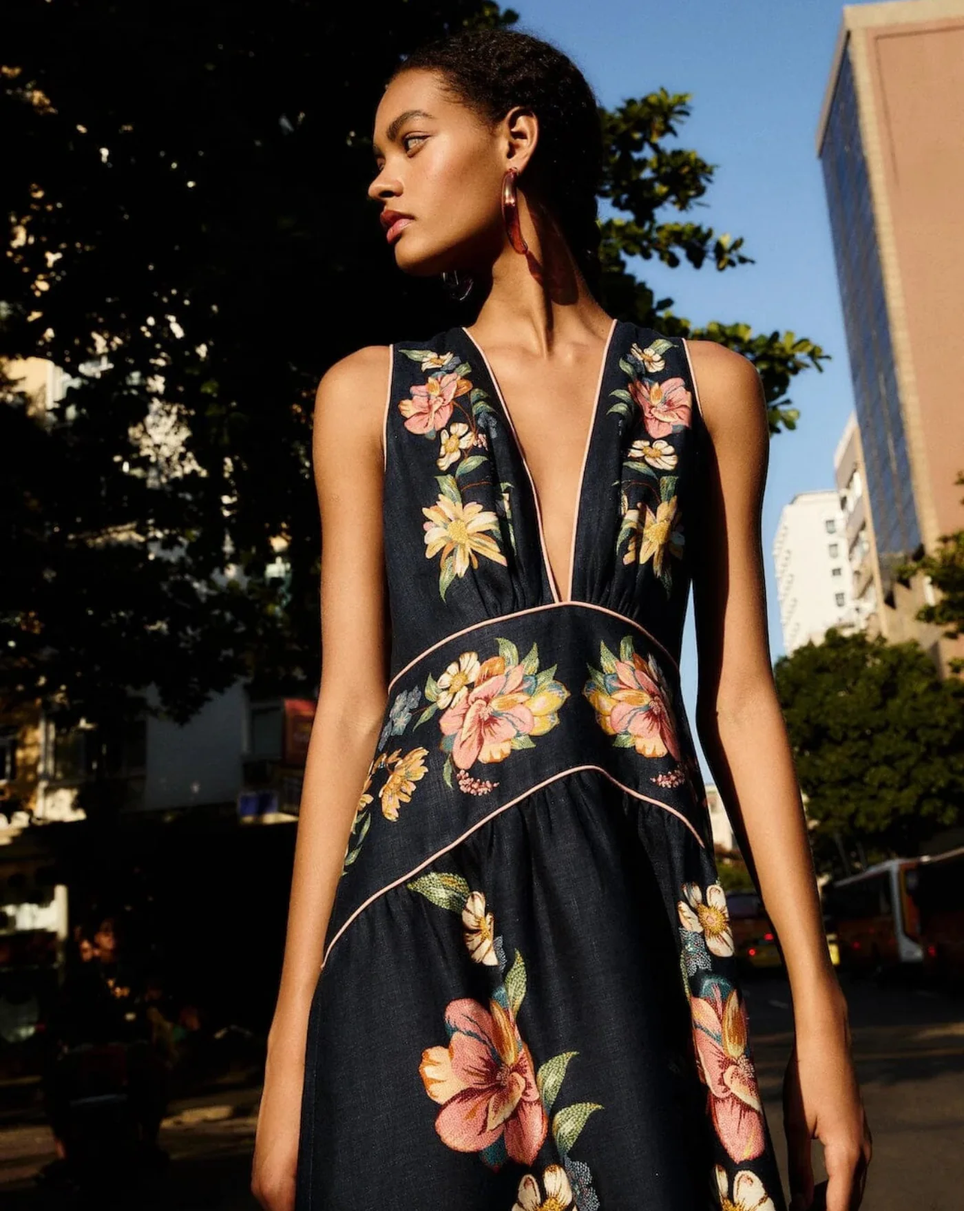 Vestido Farm Rio Maira Floral Dark Blue Midi Dress - Image 4